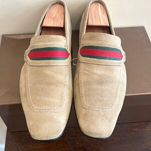 Gucci jordaan Beige Suede Loafers with Red & Green Web